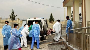 MAUT: Petugas kesihatan Afghanistan mengusung mayat mangsa yang maut dalam kebakaran tangki minyak di Salang, bandar Charikar, kelmarin. — Gambar AFP