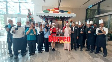 MERIAH: Rosmawati (lima kanan) bersama kakitangan SICC yang bertugas sempena Hari Krismas.