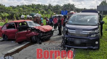 BERTEMBUNG: Kereta mangsa remuk selepas bertembung dengan MPV.