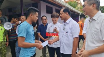 PRIHATIN: Naib Presiden Parti WARISAN YB Datuk Haji Jaujan Haji Sambakong (dua kanan) di SK Sungai Anib kawasan DUN Elupura. Hadir bersama YB Calvin Chong (kanan) dan YB Alias Hasan (tiga kanan). Beliau menyampaikan bantuan wang daripada Parti WARISAN kepada mangsa bencana alam di Kampung Forest Sandakan kelmarin.