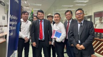 Dr Rayong (dua kiri) dan Wong (tiga kiri) bergambar bersama peguam lain serta penyokong kuat PSB di Pejabat Pendaftar Mahkamah Tinggi Kuching.