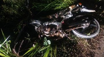 MAUT: Keadaan salah sebuah motosikal milik mangsa selepas kemalangan di Kilometer 65 Jalan Sandakan-Lahad Datu-Kinabatangan di sini.