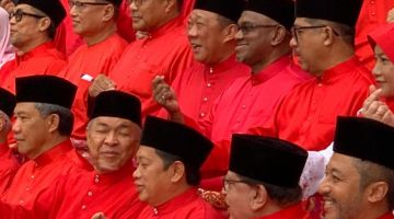 CERIA: Bung Moktar bersama Presiden UMNO Datuk Seri Ahmad Zahid Hamidi dan Timbalan Presiden UMNO Datuk Seri Mohamad Hassan serta barisan Ahli Majlis Tertinggi UMNO.