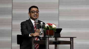 Ketua Ekonomi, Firdaos Rosli di pembentangan Bank Islam bertajuk  'Tinjauan Ekonomi 2023: Bila Harga Kukuh' 