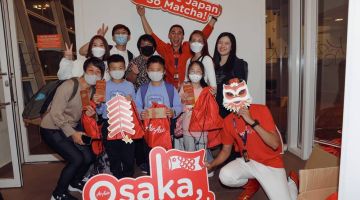 Penumpang pada penerbangan pertama ke Osaka baru-baru ini merakam kenangan.