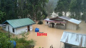 BANJIR: Penduduk yang terjejas banjir berpindah ke kawasan surau di atas bukit di Kampung Maliau Pusat. Gambar ihsan penduduk