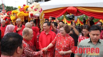 SAMBUT: Christina menyambut kehadiran Hajiji yang merupakan tetamu khas dalam majlis tersebut.