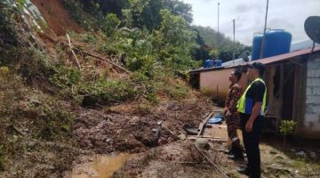 PANTAU: Pasukan Bomba dan Polis semasa menjalankan pemantauan di lokasi tanah runtuh.