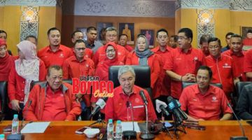 MESYUARAT: Ahmad Zahid (duduk tengah) pada sidang media selepas Mesyuarat Khas Perhubungan UMNO Sabah. Turut kelihatan Ketua UMNO Sabah Datuk Seri Panglima Bung Moktar Radin (duduk dua kiri).