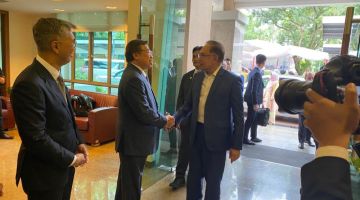 Abang Johari (dua kiri) nyambut penatai Anwar lebuh ke nemuai ke Singapura kemari. 