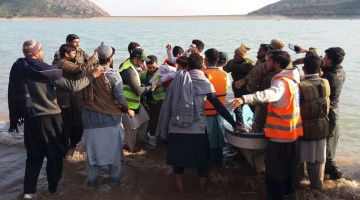 Gambar diambil pada Isnin menunjukkan anggota penyelamat mengangkat mayat salah seorang pelajar yang lemas sehari selepas sebuah bot terbalik di tasik Tanda Dam di daerah Kohat di utara wilayah Khyber Pakhtunkhwa. — Gambar AFP