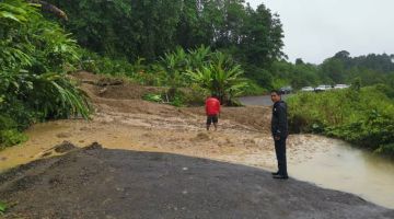 Dennis meninjau keadaan tanah runtuh yang menghalang jalan ke Ulu Baram pada Jumaat. 