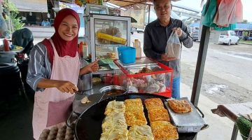 TINJAU: David mengadakan tinjauan ke gerai-gerai makanan yang menjual makanan Menu Rahmah.