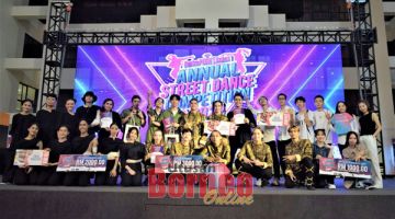 JOHAN: Kumpulan Borneo Rumble Kidz bersama pemenang lain bergambar bersama hadiah masing-masing.