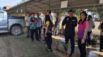 TINJAU: Ewon semasa melakukan tinjauan di kawasan tempat letak kereta SM St. Michael di sini.