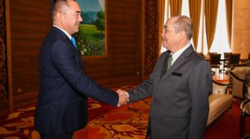 LAWATAN: Sugurbayev semasa mengadakan pertemuan dengan Hajiji dalam rangka lawatan lawatan rasmi selama dua hari di Sabah.