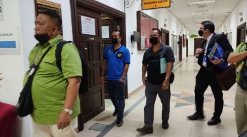 Cornelius (dua kiri) meninggalkan bilik mahkamah selesai prosiding kes di hadapan Hakim Afidah Abdul Rahman.