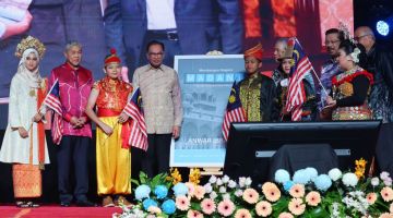 VISI MEMULIH NEGARA: Perdana Menteri Datuk Seri Anwar Ibrahim (empat kiri) pada Majlis Pelancaran Wacana Membangun Malaysia Madani di Pusat Konvensyen Antarabangsa Putrajaya (PICC) pada 19 Januari lalu. Turut kelihatan kedua-dua Timbalan Perdana Menteri Datuk Seri Dr Ahmad Zahid Hamidi (dua kiri), Dato Sri Fadillah Yusof (lima kanan) dan Ketua Setiausaha Negara Tan Sri Mohd Zuki Ali (tiga kanan). ­— Gambar Bernama