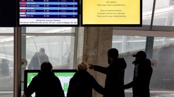 Penumpang menunggu masa untuk berlepas di Lapangan Terbang Roissy Charles de Gaulle di pinggir timur laut Paris susulan gangguan komputer yang menjejas jadual penerbangan menyebabkan barisan panjang para penumpang. – Gambar AFP