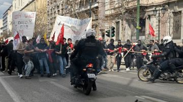 Anggota polis bermotosikal meleraikan penunjuk perasaan pada demonstrasi di Athens, kelmarin berikutan kemalangan kereta api yang buruk di negara tersebut yang mengorbankan 57 orang — Gambar AFP