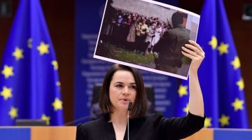  Tikhanovskaya berucap ketika menerima hadiah hak asasi kemanusiaan Sakharov di Parlimen Eropah di Brussels pada 16 Disember, 2020. — Gambar AFP