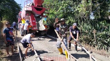 MUAFAKAT: Penduduk kampung dan peserta gotong royong komited menyiapkan jalan konkrit.