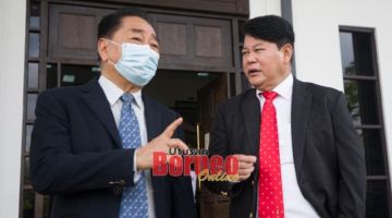 Dr Rayong dan Wong semasa berada di Kompleks Mahkamah Kuching, hari ini. – gambar Chimon Upon