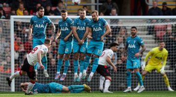 RANCAK: Sebahagian daripada babak-babak aksi perlawanan Liga Perdana Inggeris di antara Southampton dan Tottenham Hotspur di Stadium St Mary di Southampton. — Gambar AFP