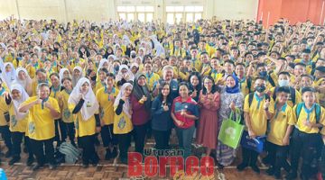 PESERTA: Rombongan KPJ Sabah bersama pelajar dan guru-guru SMK Tambulion.