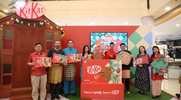 Pasukan Nestlé bersama Pasukan AEON, MK K-Clique dan Nabila Razali melancarkan KitKat Edisi Terhad Raya Pertama seiring dengan pelancaran kempen KitKat ‘Rezeki Dikongsi Bersama’.