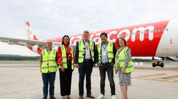 (Dari kiri) Fam, Amelia, Stirling, Benjamin dan Karen merakamkan kenangan di Lapangan Terbang Gold Coast untuk meraikan penyambungan semula penerbangan AirAsia X dari Kuala Lumpur ke Gold Coast, hari ini.