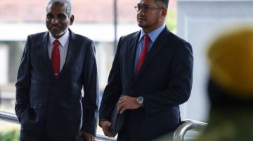 Irwan (kanan) hadir di Mahkamah Tinggi Kuala Lumpur hari ini atas enam pertuduhan pecah amanah berjumlah RM6.6 bilion. - Gambar Bernama 