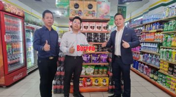 TINJAUAN: Georgie (kanan) bersama Foo (tengah) dan Lim (kiri) semasa tinjauan di premis 99 Speed Mart (East Malaysia) Sdn. Bhd. Gambar ihsan KPDN Sabah