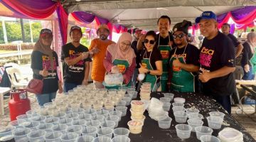 Sebanyak 6,000 pek bubur lambuk diagihkan untuk orang ramai dan pasukan barisan hadapan. 