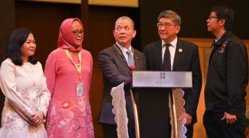 Fadillah (tengah) merasmikan Persidangan TAM Kebangsaan 2023 di Kuching, hari ini. Turut kelihatan Tung (dua kanan) dan Siti Hamisah (dua kiri). - Gambar Chimon Upon