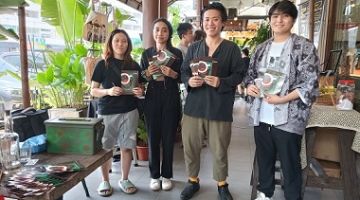 Ling (tiga kiri) bersama penganjur dan peserta program Microwave di Outright Coffee, hari ini.
