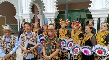 Dennis (dua kiri) ditemui pemberita menerangkan tentang festival berkenaan petang tadi. 