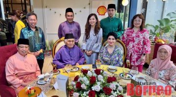 KENANGAN: Siti (berdiri tengah) merakam gambar bersama Tun Taib, Toh Puan Ragad, Abang Johari serta yang lain pada Majlis Rumah Terbuka Raya Shell. - Gambar Roystein Emmor 