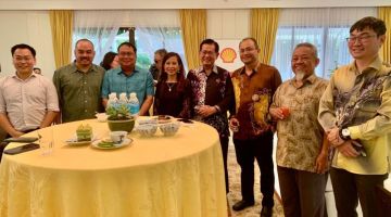 (Tiga kiri) Janin, Siti, Lee dan Anuar serta tetamu lain pada Majlis Rumah Terbuka Hari Raya Sarawak Shell di Miri semalam.