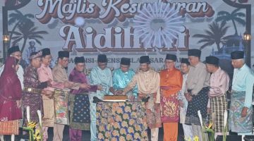 Abang Johari bersama yang lain memotong pulut kuning sebagai simbolik perasmian Majlis Kesyukuran Aidilftri Agensi Islam Sarawak di Kuching, malam Sabtu. -Gambar Penerangan