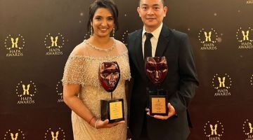 Mala dan Chiew bergambar bersama trofi masing-masing di HAPA Awards Malaysia Siri 2023-2024.
