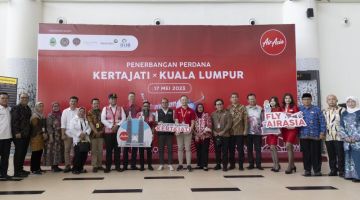 (10 dari kiri) Riad Asmat, bersama-sama para tetamu kehormat lain di majlis sambutan penerbangan sulung AirAsia Malaysia dari Kuala Lumpur ke Kertajati di Lapangan Terbang Antarabangsa Kertajati hari ini.