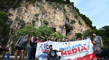 GUA DAMAI: Peserta Kembara Media merakam kenangan di hadapan Taman Ekstrem Gua Damai Gombak Selangor. Kredit Foto Jabatan Penerangan Malaysia