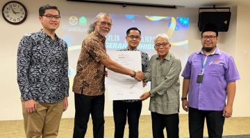 TERIMA KASIH: Timbalan Pengerusi MSABA, Professor Emeritus Dr. Azman Awang (dua kanan) dan Zakaria (kanan) menerima anugerah daripada (dari kiri) Ketua Pegawai Operasi MACROKIOSK, Dato’ Henry Goh, Ahirudin dan Kenny.