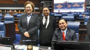 DEWAN: Peto (tengah) bersama Menteri Pelancongan, Kebudayaan dan Alam Sekitar Datuk Christina Liew (kiri) dan Menteri Pembangunan Masyarakat dan Kesejahteraan Rakyat Datuk James Ratib (kanan) pada sidang DUN.