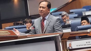 BAHAS: Jaujan ketika berbahas pada sidang DUN ke-16 pada Rabu.