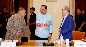 PERTEMUAN: Anwar (tengah) menyambut Hajiji (kanan) dan Menteri Besar Kelantan Datuk Ahmad Yaakob (kiri) di pejabatnya di Putrajaya.