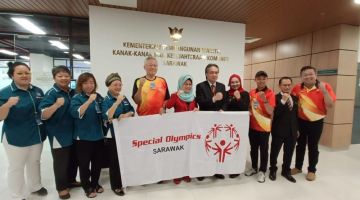Fatimah (enam kanan) bersama SO Sarawak selepas sidang media. Turut kelihatan Timbalan Menterinya Mohd Razi Sitam (lima kanan). - Gambar oleh Mohd Faizal Ahmad