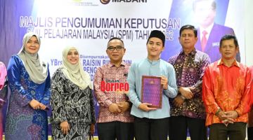 CEMERLANG: Zaini (tiga kiri) merakamkan kenangan bersama Arief Syafiq (tiga kanan) selepas menerima sijil penghargaan pelajar cemerlang SPM 2022.