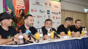 Baliardo (tengah) bersama ahli The Gipsy Kings pada sidang media di Damai Beach Resort, hari ini. - Gambar Roystein Emmor